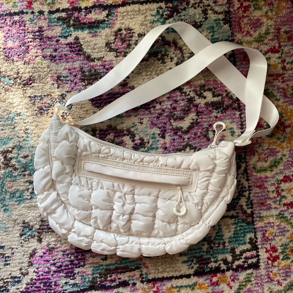 Crescent shape handbag - Picture 3 of 4